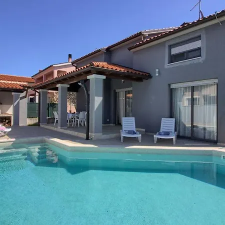 Charming With Private Pool In Pula, Extra Pool Heating By Wiibuk *