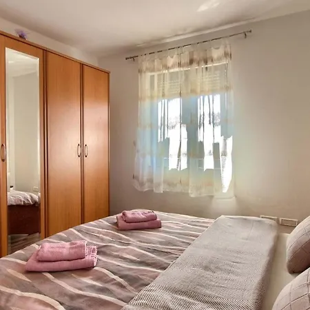 Charming With Private Pool In Pula, Extra Pool Heating By Wiibuk * Пула