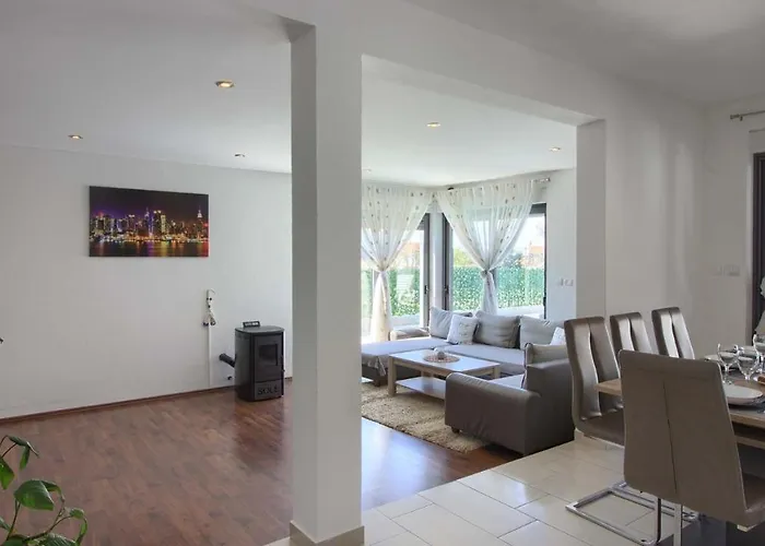 Вилла Charming With Private Pool In Pula, Extra Pool Heating By Wiibuk Пула