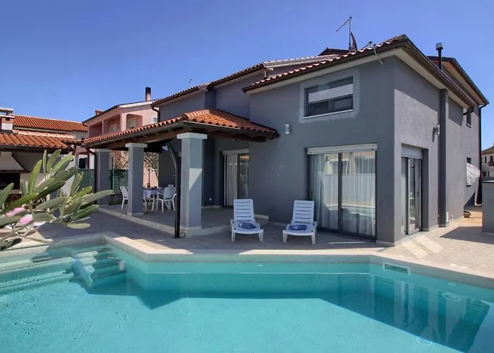 Charming With Private Pool In Pula, Extra Pool Heating By Wiibuk